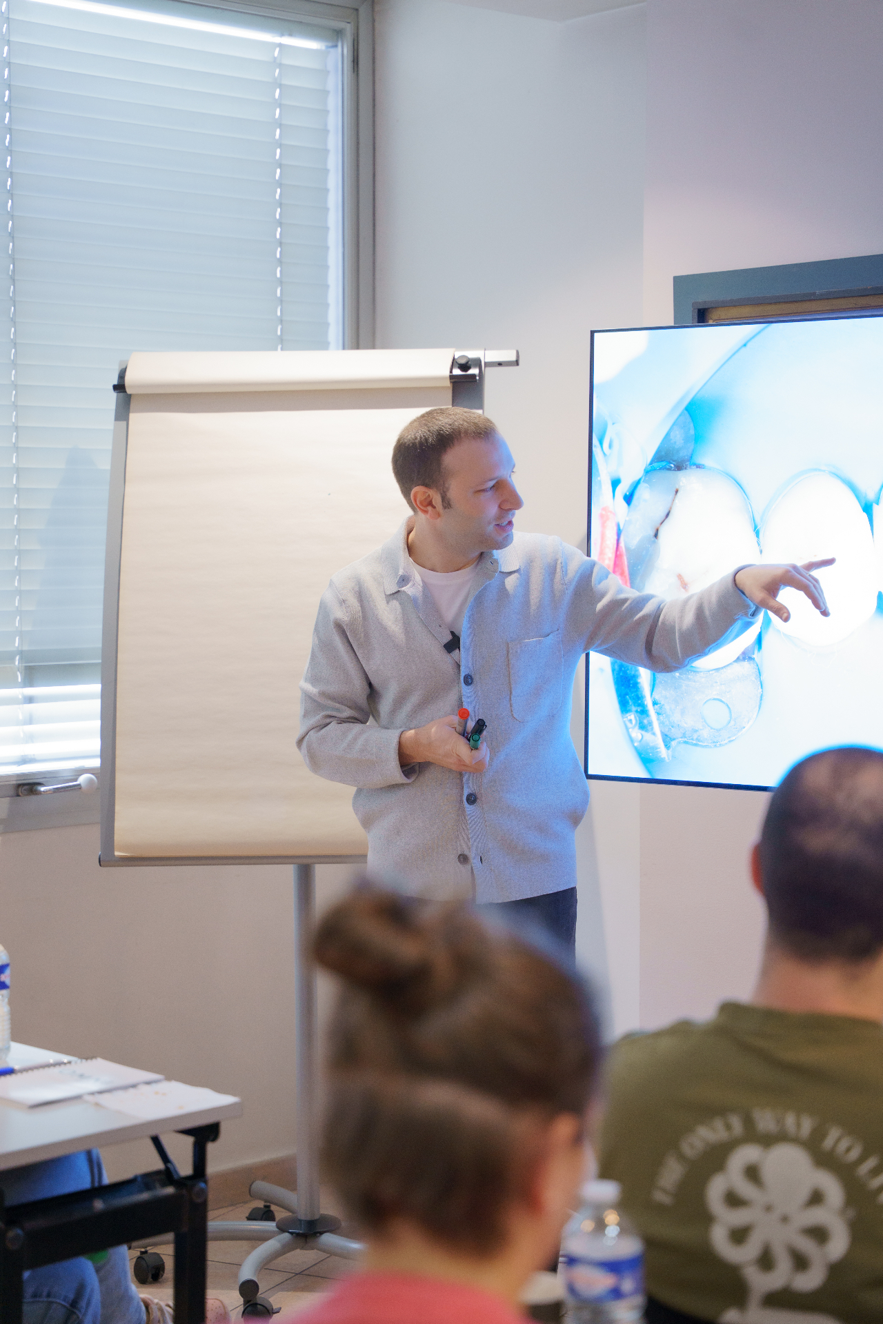 Frédéric présentant un cas clinique à des praticiens en formation OMNI