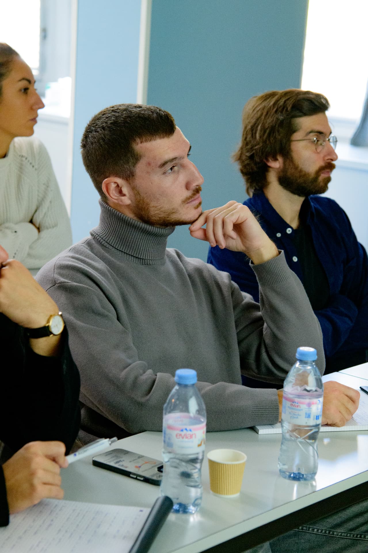 Praticiens attentifs pendant une session de formation OMNI